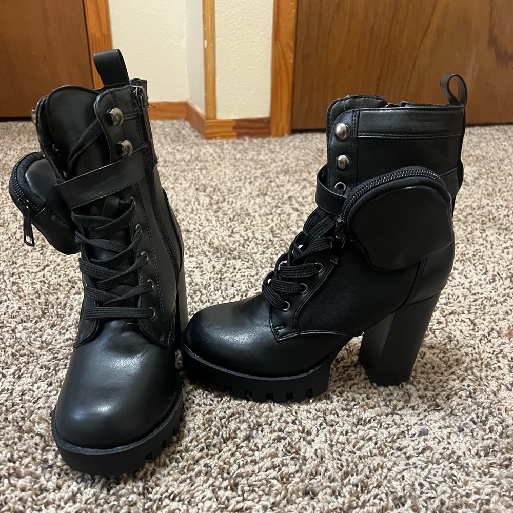 Black heeled boot with boot zipper bag.